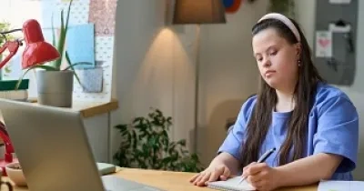 Una mujer con discapacidad intelectual trabajando en una oficina (Fuente: Servimedia)