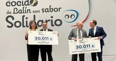 Miguel Carballeda y Xosé Crespo entregan los cheques solidarios a Mensajeros de la Paz y Banco de Alimentos (Fuente: ONCE)