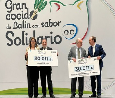 Miguel Carballeda y Xosé Crespo entregan los cheques solidarios a Mensajeros de la Paz y Banco de Alimentos (Fuente: ONCE)