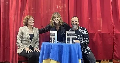 Momento de la presentación de la novela, Pucheros de vida, con la presencia de Guadalupe Iglesias (Fuente: Medialuna)