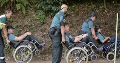 Imagen en la que se ve a guardias civiles en silla de ruedas (Fuente: Carlos Alberto Castro Vázquez)