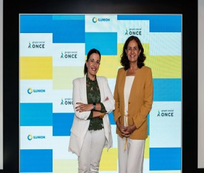 Momento de la alianza de colaboración entre ILUNION y Fad Juventud, Esther Díaz Paniagua y Beatriz Martín Padura (Fuente: ILUNION)