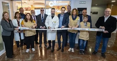 Un momento de la inauguración de la tienda de ILUNION del hospital Virgen de la Arrixaca, con los representantes y empleados que estuvieron presentes (Fuente: ILUNION)