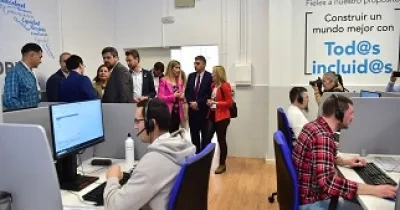 Momento de la inauguaración del centro de ILUNION en Jaraíz de la Vera, con algunos de los asistentes (Fuente: ILUNION)