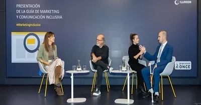 Presentadores de la guía en el evento