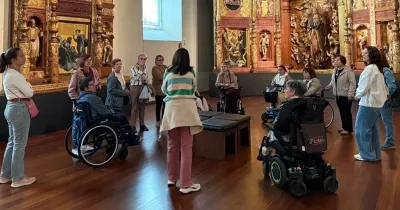 Personas con discapacidad visitando el museo