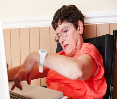 Una persona con discapacidad usando un ordenador (Fuente: Servimedia)