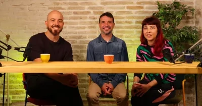 personas sonriendo sentadas tomando té