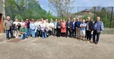 Todos los integrantes que han participado durante la guía posando en la calle