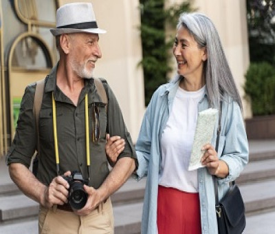 Una pareja de personas mayores, de turismo (Fuente: Servimedia)