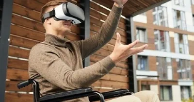 Persona en silla de ruedas usando gafas virtuales (Fuente: Fundación Universia)