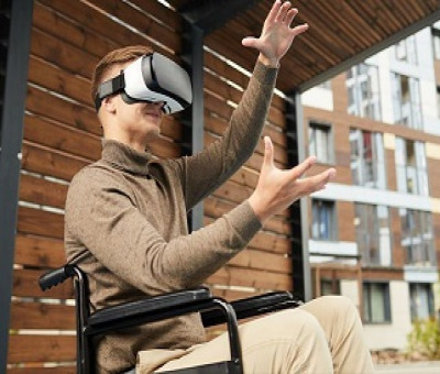Persona en silla de ruedas usando gafas virtuales (Fuente: Fundación Universia)