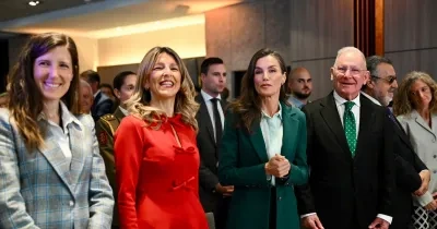 Su Majestad la Reina Letizia, la vicepresidenta segunda del Gobierno y ministra de Trabajo y Economía Social, Yolanda Díaz, y de la comisionada de Salud Mental, Belén González Callado y el presidente de SALUD MENTAL ESPAÑA