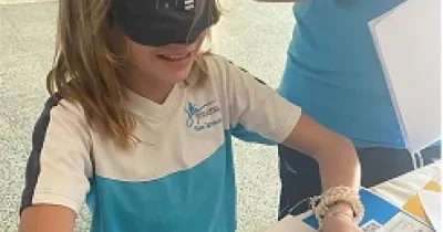 niño jugando a juegos de discapacidad visual que ha creado Integra CEE