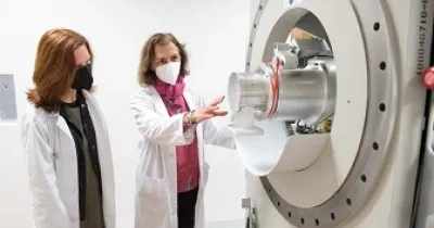 Personal femenino del Hospital Nacional de Parapléjicos con máquina de diagnóstico (Fuente: HNP de Toledo)