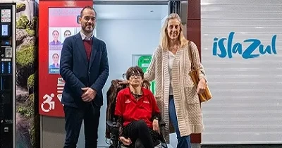 Momento de la presentación del fotomatón accesible de Islazul, con la persona con movilidad reducida que lo probó por primera vez (Fuente: Islazul)