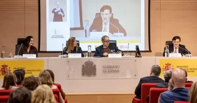 En el escenario están sentado los 4 ponentes principales de la presentación de la app, con Alberto Durán como protagonista