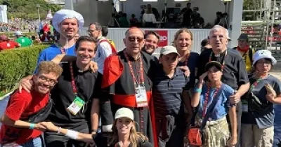 Un grupo de personas con discapacidad, con sacerdotes y el presidente de la Conferencia Episcopal, Juan José Omella (Fuente: Clara Garrit / JMJ)