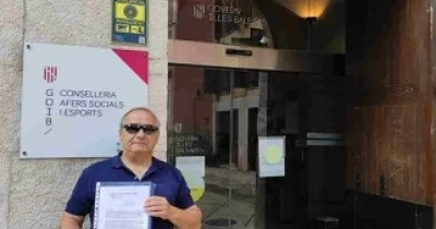 Jesús López, presentando su escrito en la Conselleria de Asuntos Sociales (Fuente: Ok Diario Baleares)