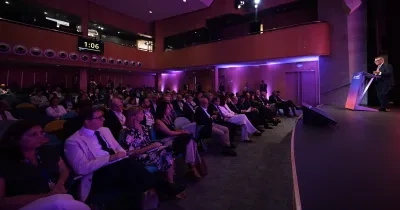 Vista general del auditorio durante el Encuentro de la Economía Digital y las Telecomunicaciones de AMETIC en Santander, con ponencia en el escenario y asistentes siguiendo la intervención