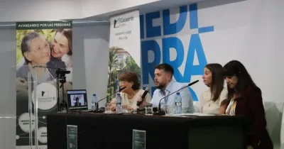 Sentados en una mesa los ponentes de la jornada