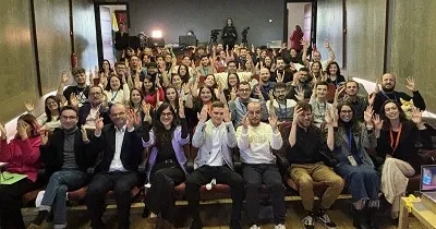 Todas las personas asistentes al V Congreso de la Juventud Sorda de la CNSE en Madrid (Fuente: ILUNION)