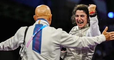 La jugadora de esgrima Judith Rodríguez celebrando su medalla junto a su entrenador