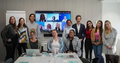Voluntarios de KPMG junto a beneficiarios de Fundación Integra en la Escuela de Fortalecimiento presencial en la sede de KPMG en Palma de Mallorca (Fuente: Fundación Integra)