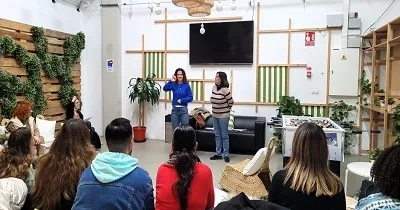 Un momento de una de las clases de lengua de signos impartidas por APESORJE (Fuente: LUZ Shopping)