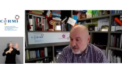 Luis Cayo durante la intervención en la sesión telemática del cermi. Al lado el logo de la entidad y debajo una señora dando la conferencia en lengua de signos.