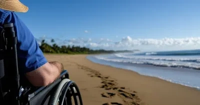 Una persona en silla de ruedas en la playa