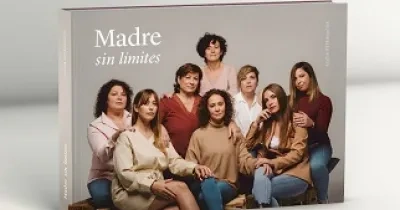 Un ejemplar del fotolibro ‘Madre Sin Límites’, donde se muestra la portada con la fotografía de las madres protagonistas