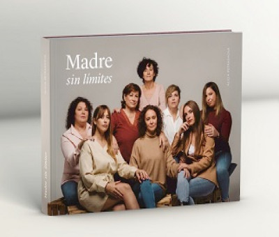 Un ejemplar del fotolibro ‘Madre Sin Límites’, donde se muestra la portada con la fotografía de las madres protagonistas