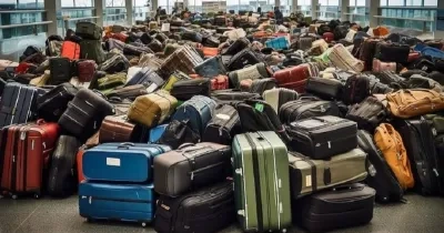 centenares de maletas amontonadas en el aeropuerto