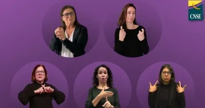 5 mujeres hablando en lengua de sinos sobre un fondo morado, arriba a la derecha el logo de la cnse