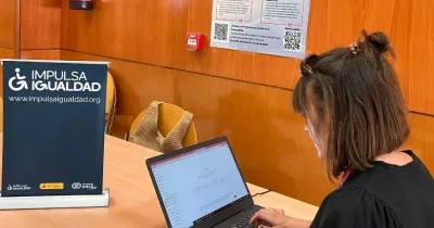 Una mujer trabaja con un ordenador