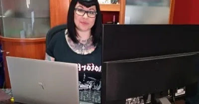Jennifer, en su casa con su equipo informático (Fuente: Foto cedida por Jennifer González a Servimedia)