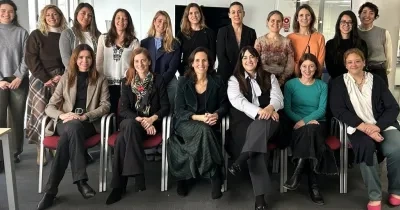 Varias mujeres participantes del programa posando para foto grupal