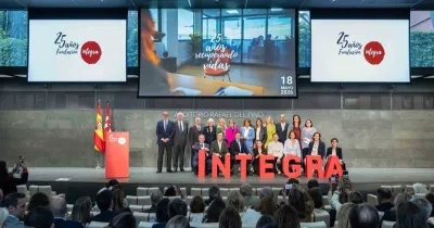 Foto de familia de todos los representantes y autoridades relevantes que impulsaron el acto oficial en el escenario