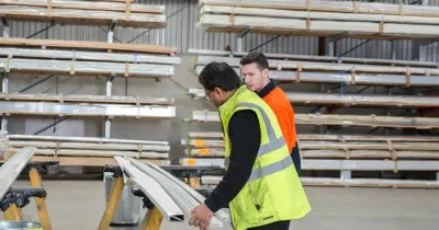 Personal trabajando en un almacén de construcción