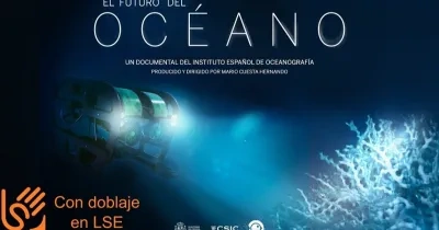 cartel de la pelicula, con el titulo y los logos de patrocinadores y entidades coalboradoras. El cartel tiene un océano con un submarino alumbrando a plantas del mar