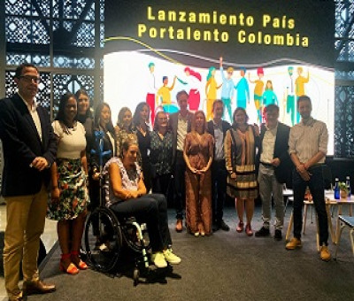 Fotografía de familia de todos los presentes en el evento de presentación de PORTALENTO COLOMBIA