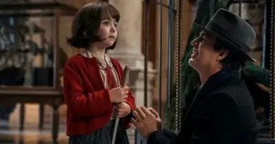 La actriz ciega Nell Sutton junto al actor Mark Ruffalo, durante el rodaje de la película ‘La Luz que no Puedes ver’, en la que encarna a Marie-Laure de niña (Fuente: Netflix)