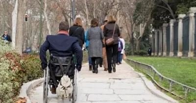 Varias personas con discapacidad haciendo turismo