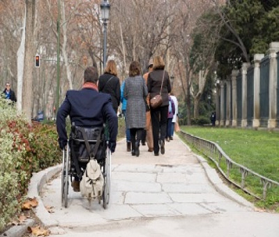 Varias personas con discapacidad haciendo turismo