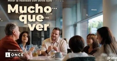 Portada de la serie 'Mucho que ver' con los 5 personajes interactuando en una mesa y los logos de ONCE y Prime Video abajo
