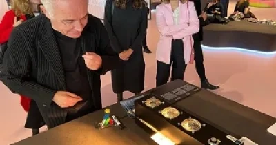 Ferran Adrià con el horno fúser en la Feria del Libro de Fráncfort (Fuente: ONCE)