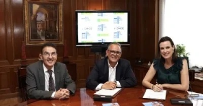 Andrés Ramos, Ángel Luis Gómez e Irene Pardo en un momento de la renovación del convenio de colaboración en relación con el Festival Internacional de Teatro Clásico de Almagro (Fuente: ONCE)