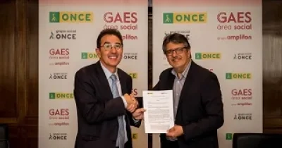 El director general adjunto de Servicios Sociales de la ONCE, Andrés Ramos y el director del Área Social de GAES, Francesc Carreño, firmando el acuerdo (Fuente: ONCE)