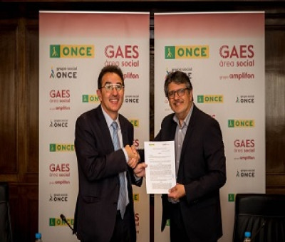 El director general adjunto de Servicios Sociales de la ONCE, Andrés Ramos y el director del Área Social de GAES, Francesc Carreño, firmando el acuerdo (Fuente: ONCE)